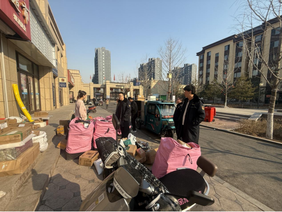 告别门前杂乱  解锁社区新颜值——内蒙古自治区赤峰市元宝山区西城街道新景四季东社区关工委助力创城工作