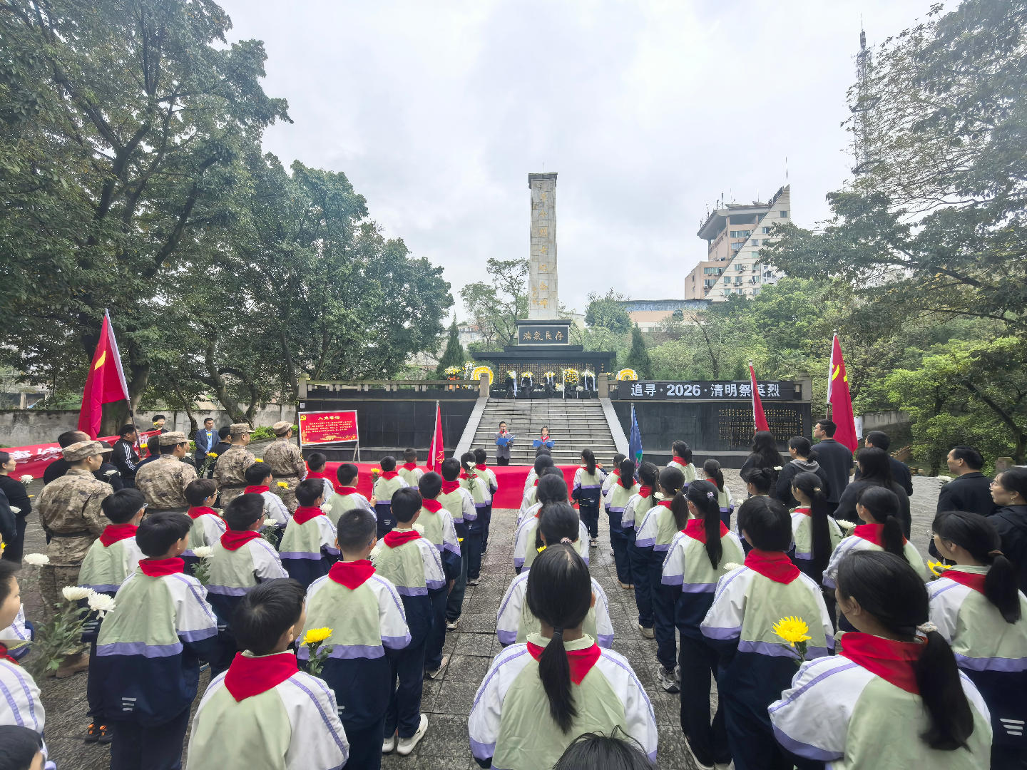 老少同祭扫  事业代代传——重庆市长寿区凤城街道关工委清明节烈士陵园祭扫活动