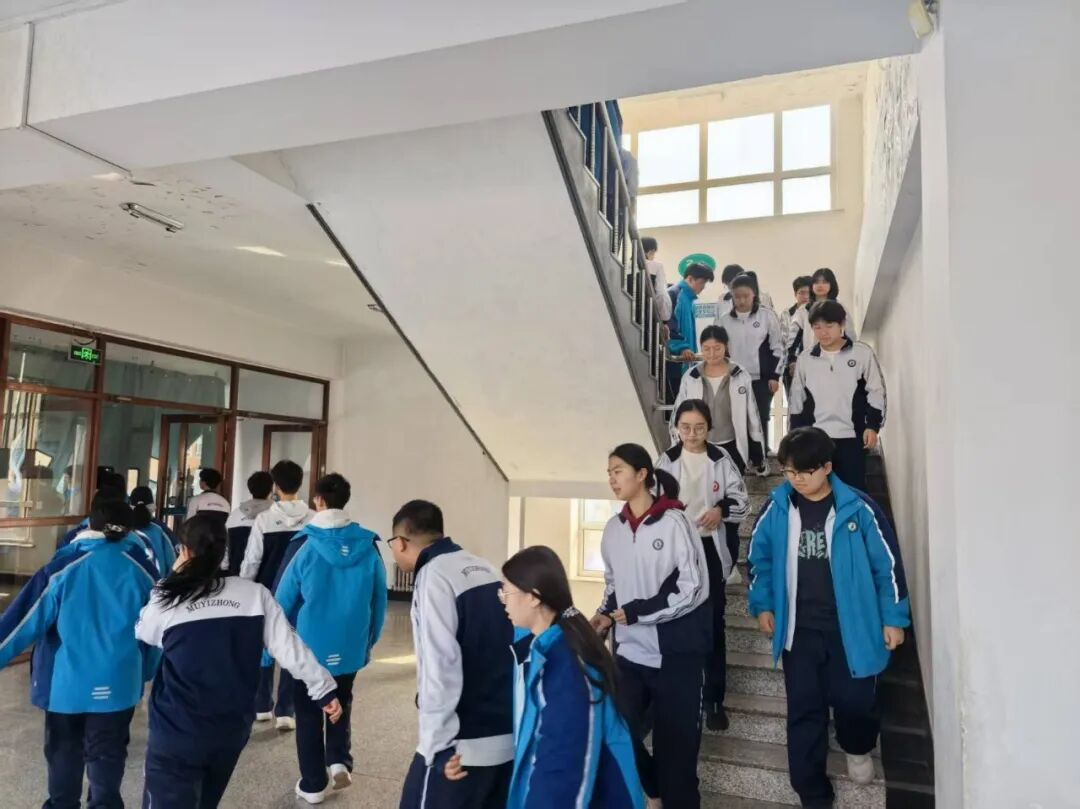 以练筑防 以安护航——黑龙江省牡丹江市第一高级中学关工委开展应急疏散演练活动