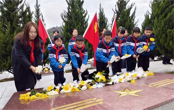 清明祭英烈 丰碑励童心——湖南省吉首市矮寨镇民族完小关工委开展清明祭扫活动