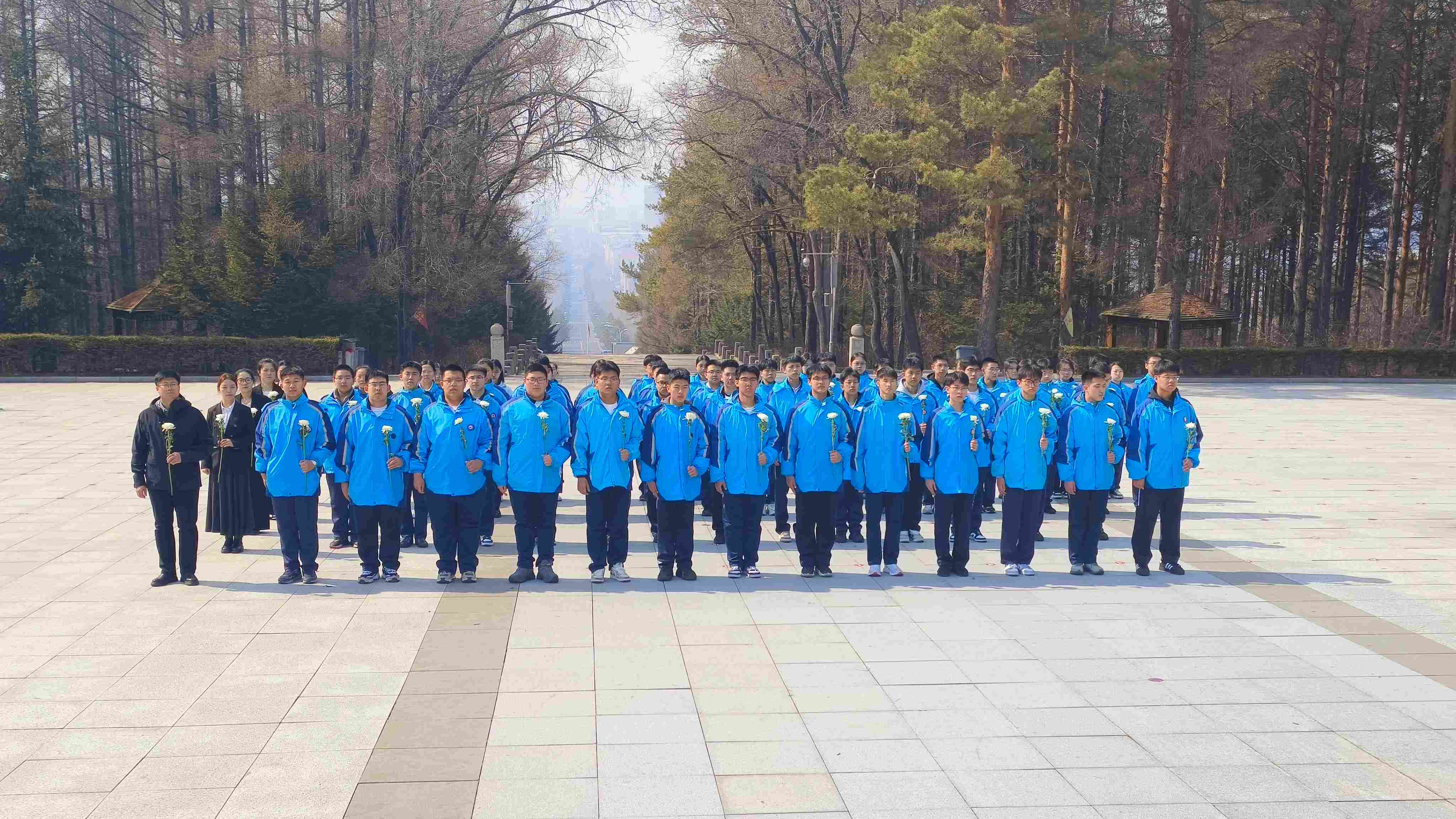 缅怀先烈志 赓续红色魂——黑龙江省牡丹江市第一高级中学开展清明祭英烈活动