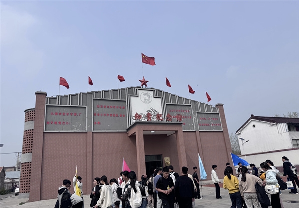 重温知青岁月，汲取奋进力量——江苏省徐州市铜山区沿湖中学关工委组织师生走进种牛场知青纪念馆开展实践活动