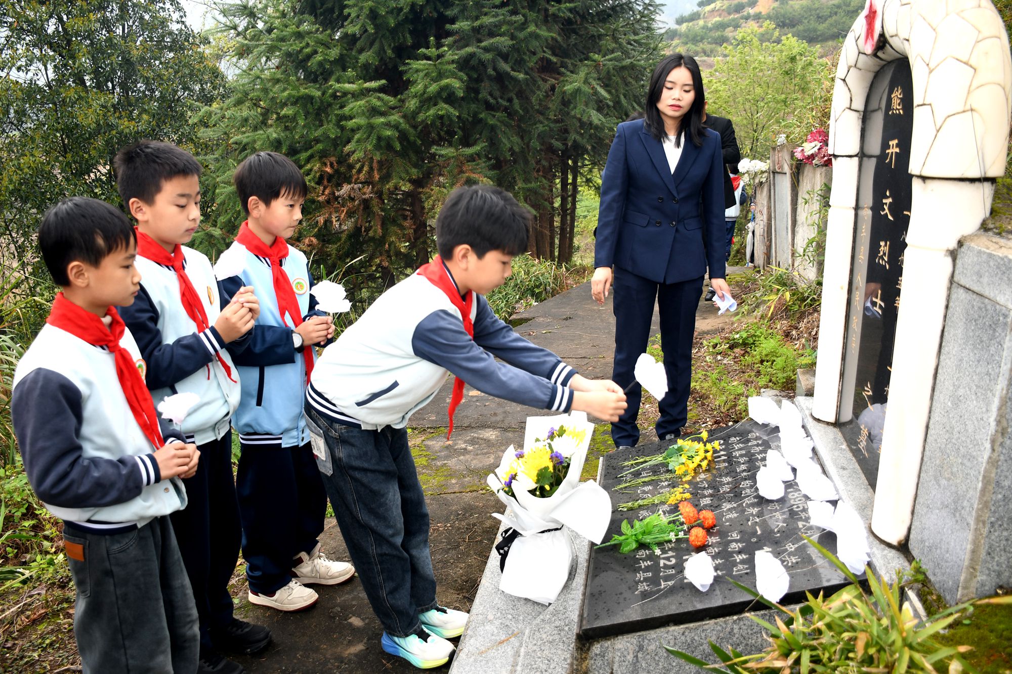 江西省抚州市南丰县市山中心小学关工委开展清明祭英烈活动