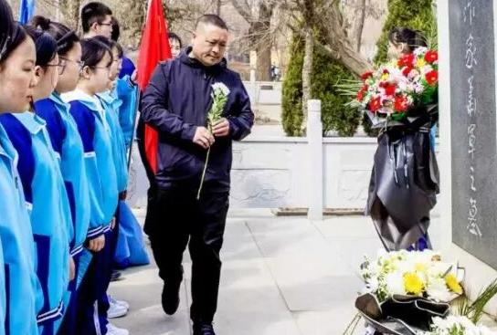 辽宁省锦州市凌海市育才学校关工委开展“清明祭英烈，薪火永相传”主题活动