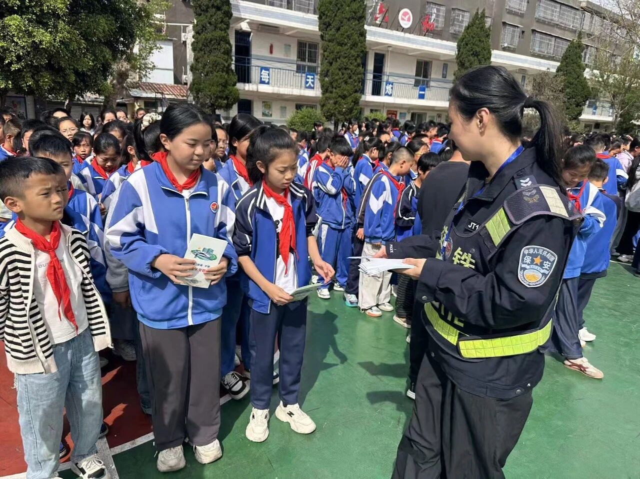 四川省凉山州西昌市安宁镇中心小学开展爱路护路宣讲活动