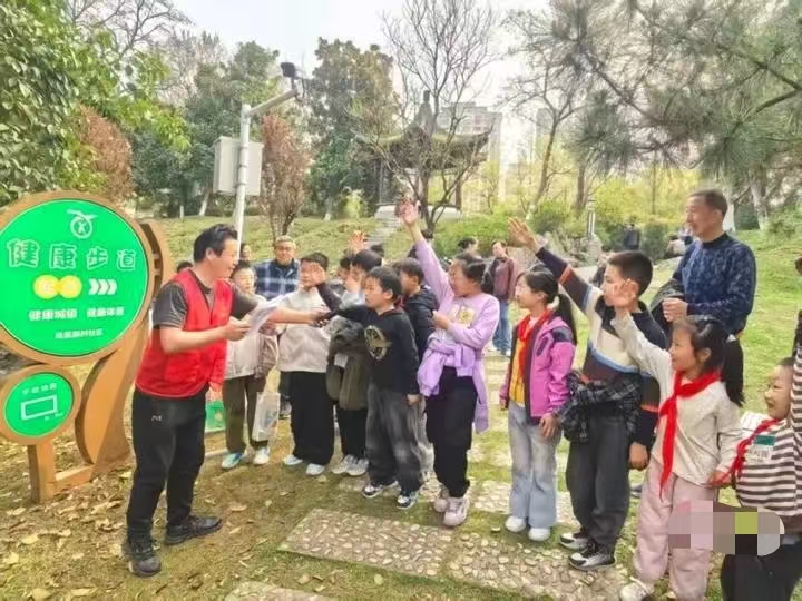 江苏省丹阳市云阳街道凤美新村社区关工委开展老少牵手健步走共沐春光活动