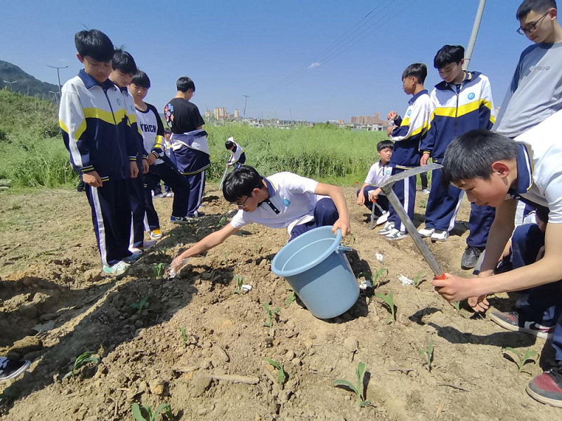 糯苗承五育 青春践农心——贵州省黔南州独山县关工委走进第一中学开展劳动教育实践活动