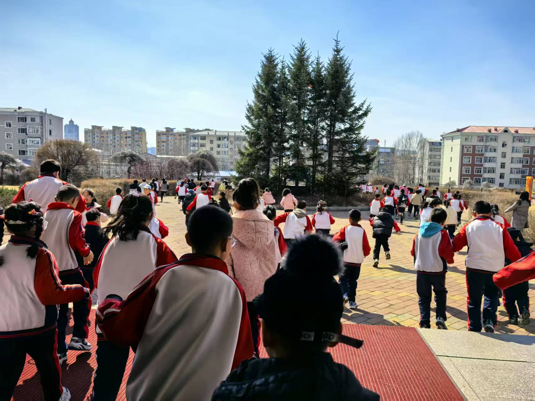 以练筑防 安全护航——黑龙江省牡丹江市绥芬河市金恒基小学开展防拥挤踩踏应急演练