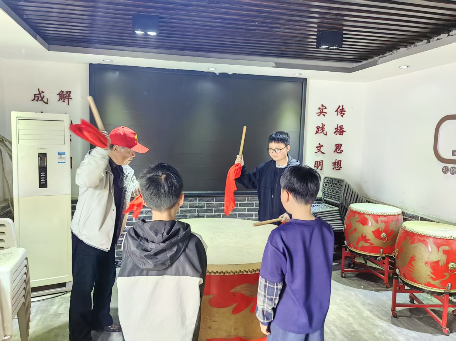 江苏省徐州市经开区徐庄镇龙田村关工委组织辖区少年儿童开展非遗锣鼓体验活动