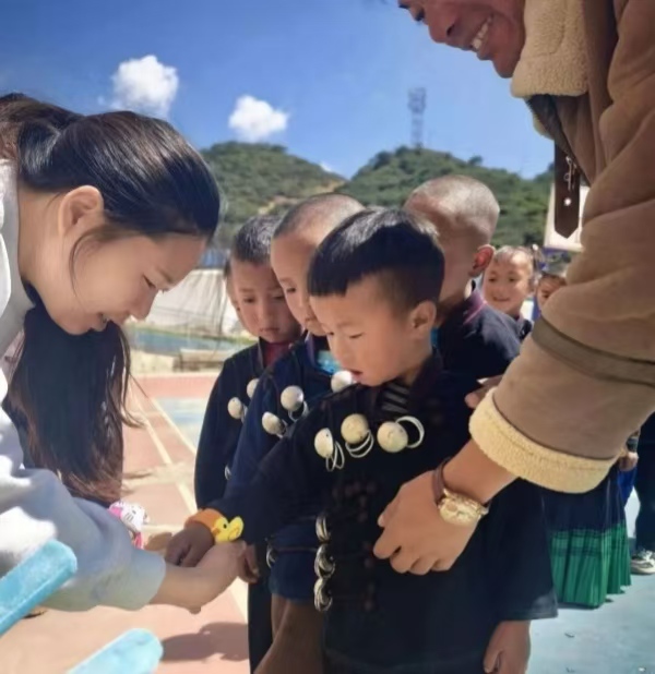 四川省凉山州布拖县：爱心捐赠暖童心·结对帮扶助幼教