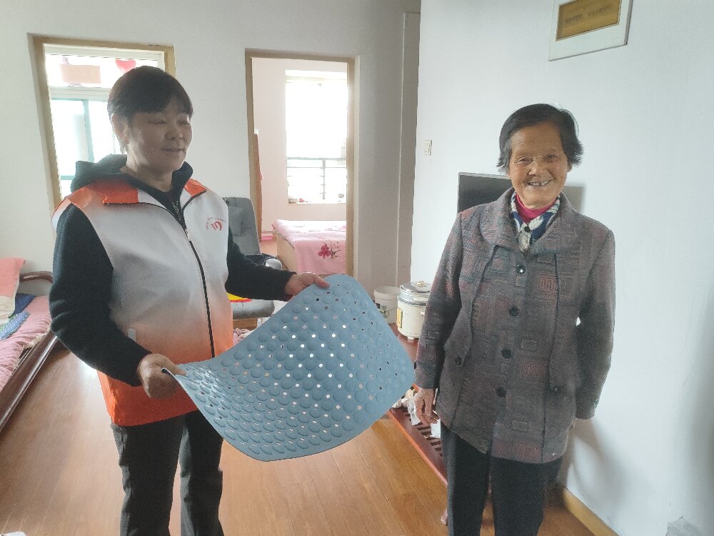 安徽省合肥市包河区烟墩街道欣园社区关工委组织“五老”人员开展“爱心壹佰扶老弱 防滑地垫保平安”活动