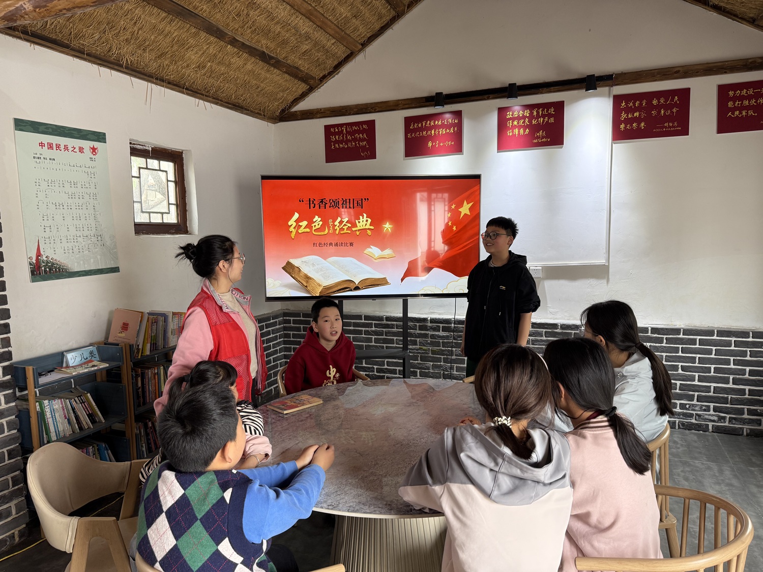 江苏省徐州市经开区徐庄镇龙田村关工委组织辖区少年儿童开展“书香颂祖国·红色经典”