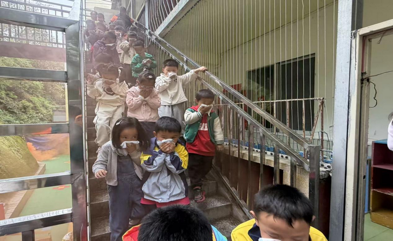 筑牢安全防线 守护幼苗成长——贵州省贵阳市乌当区新光路街道关工委联合社区开展消防安全演练