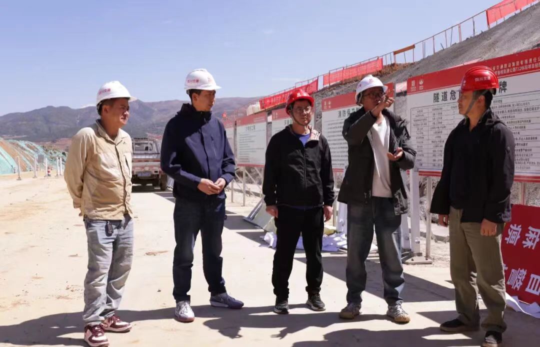 四川省凉山州布拖县强化林牧区林缘带施工企业监管·筑牢防火防线