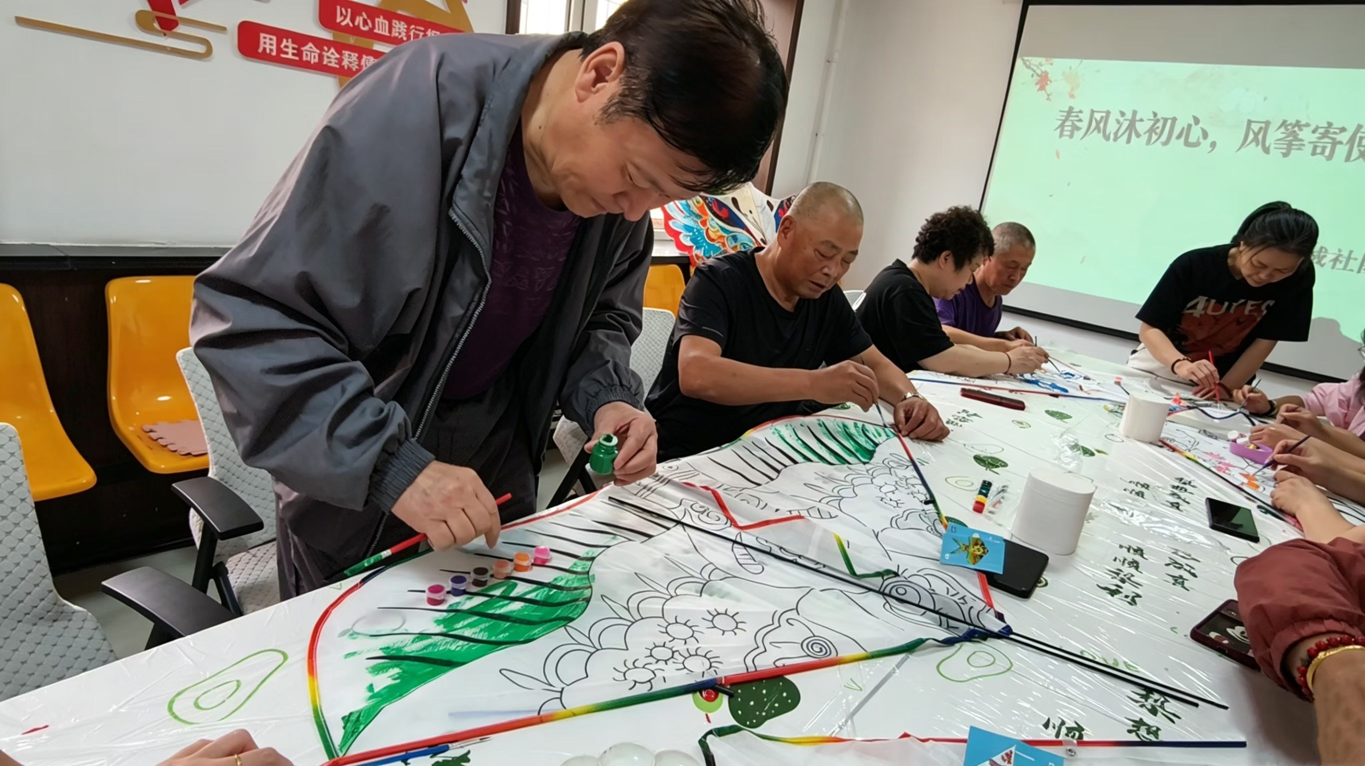 黑龙江省牡丹江市绥芬河市山城社区党委、关工委开展“春风沐初心 风筝寄使命”主题风筝制作活动