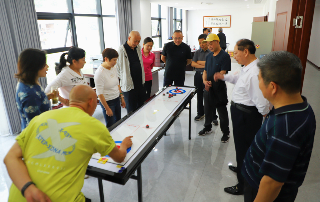 四川省宜宾市叙州区举办桌上冰壶冰球友谊赛庆祝“五一”劳动节