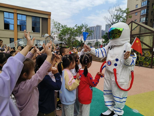 四川省泸州市江阳区云峰路幼儿园关工委举办航天科普活动