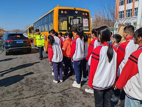 交通安全进校园 共筑安全防护线——黑龙江省穆棱市民主小学开展“全国中小学生安全教育日”系列活动