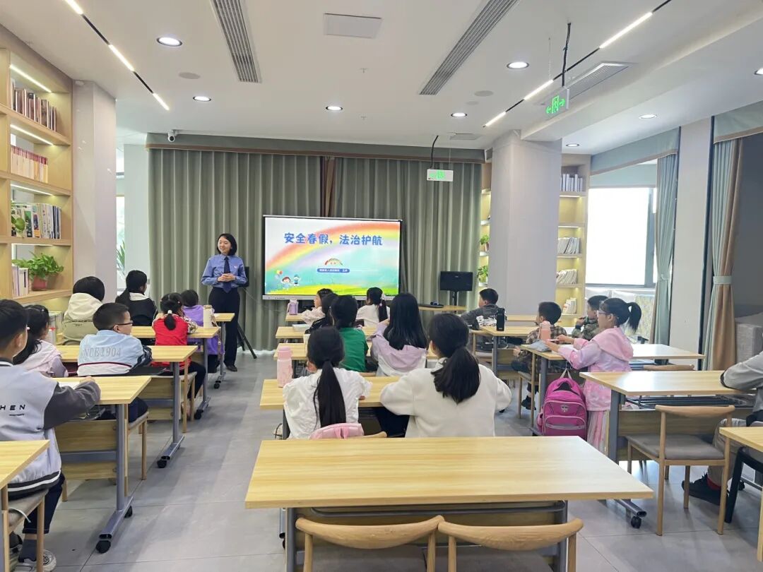 护航春假安全——四川省南充市南部县检察院关工委、“彩虹桥”未检团队连开两场特色法治课