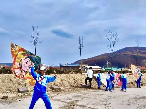 春风拂纸鸢 童心向蓝天——黑龙江省穆棱市马桥河镇中心小学举行第四届风筝节活动
