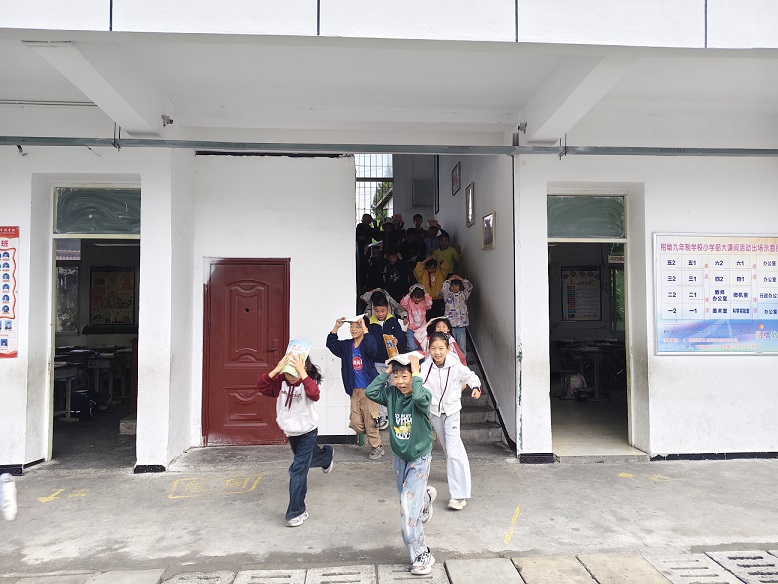 四川省自贡市富顺县骑龙镇柑坳九年制学校开展地震应急疏散演练活动