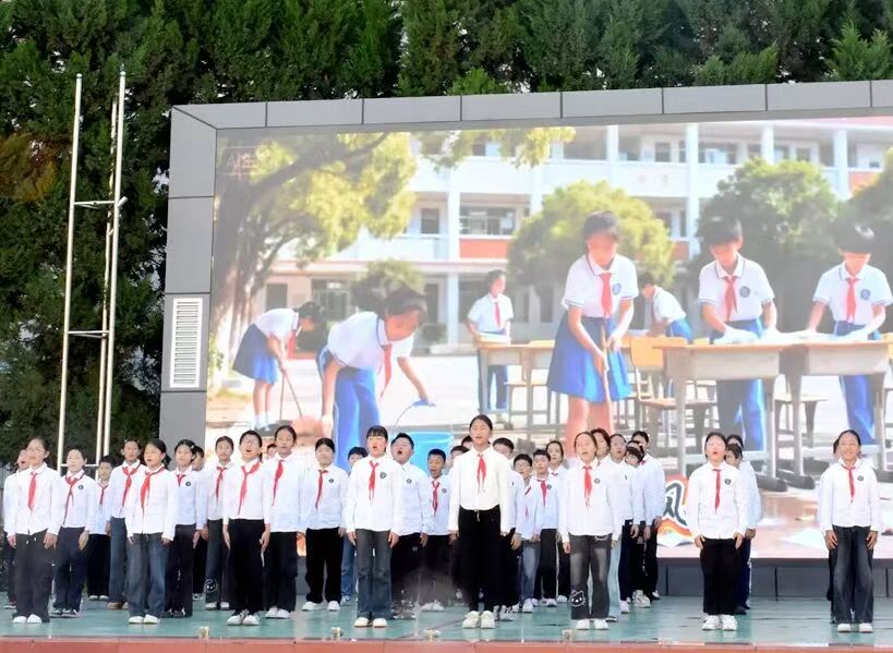 四川省凉山州甘洛县城关小学关工委组织全校师生开展了“劳动创美好，实干显担当”主题活动