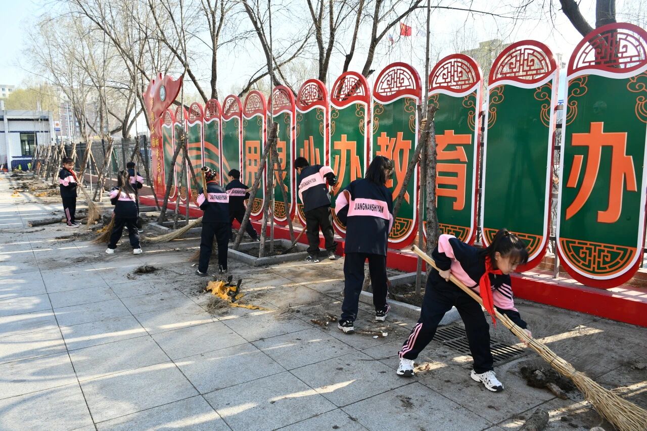黑龙江省牡丹江市江南实验学校关工委开展“劳动铸美·植绿护校”主题植树活动