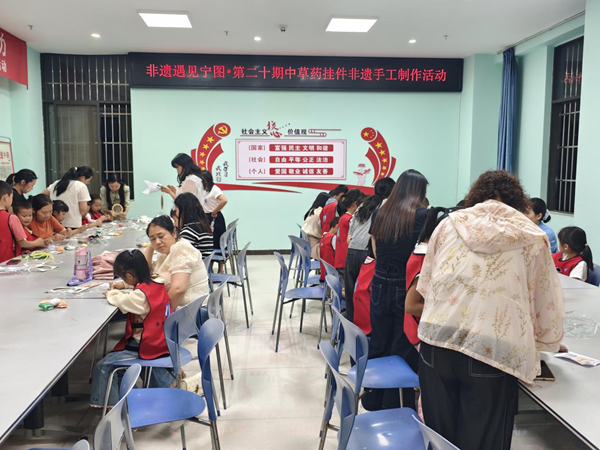 四川省凉山州宁南县图书馆关工委开展4·23世界读书日系列 活动之“披砂读绘本·巧手做非遗”主题活动