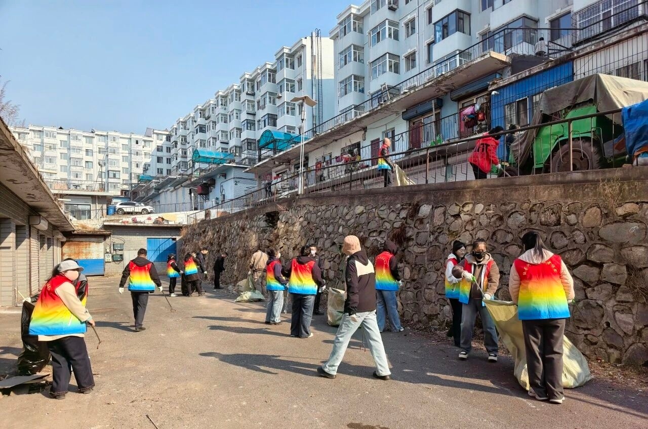 黑龙江省牡丹江市绥芬河市前进社区党委、关工委开展“爱国卫生运动 共建洁净宜居家园”志愿服务活动