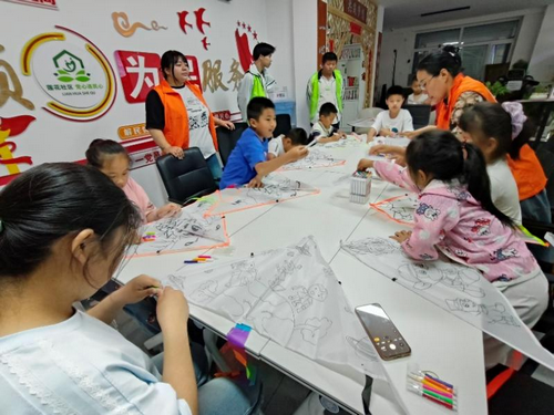 黑龙江省牡丹江市阳明区新兴街道崔大姐 爱心工作室开展“巧手制风筝 欢乐迎六一”活动