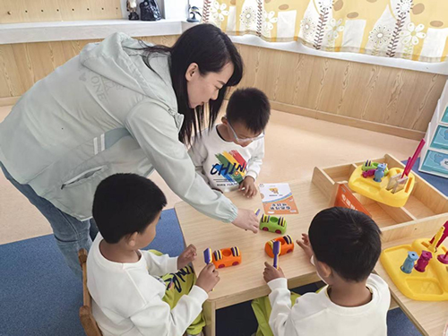 黑龙江省穆棱市教育中心幼儿园开展“玩转小车”趣味科学磁力主题活动