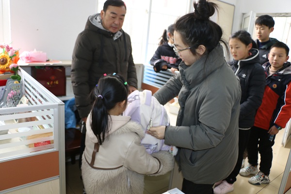 安徽省巢湖市人民路小学关工委：教室变“商场”  爱心义卖暖童心