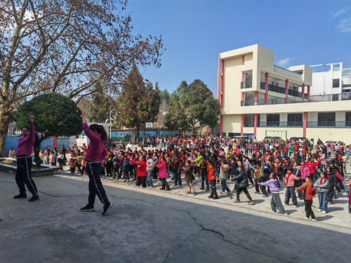 黔南州惠水县关工委携手多方力量赴摆金镇关山小学开展助爱活动