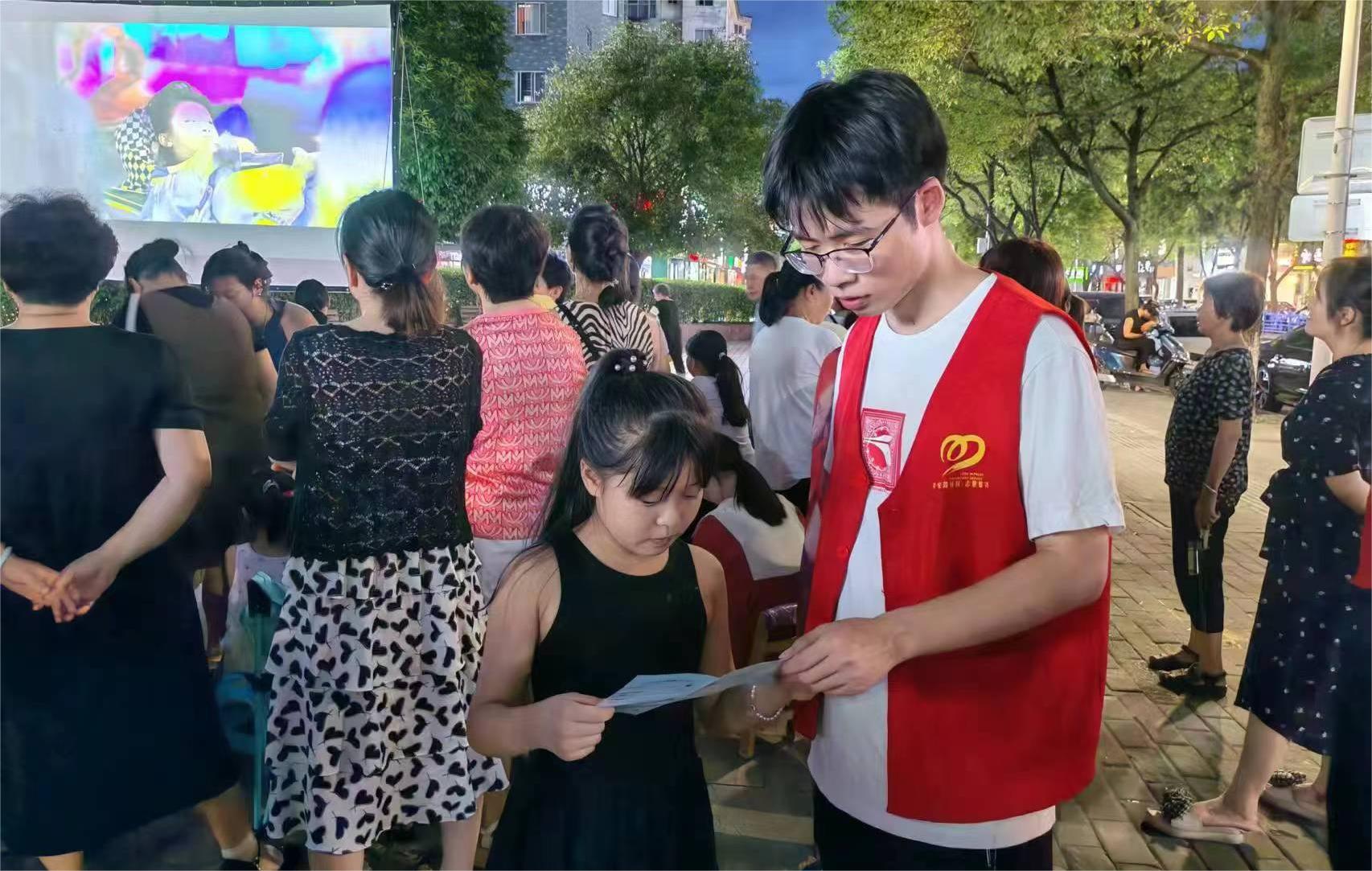 江西省新余市渝水区城北街道平安路社区关工委开展露天公益电影进社区活动