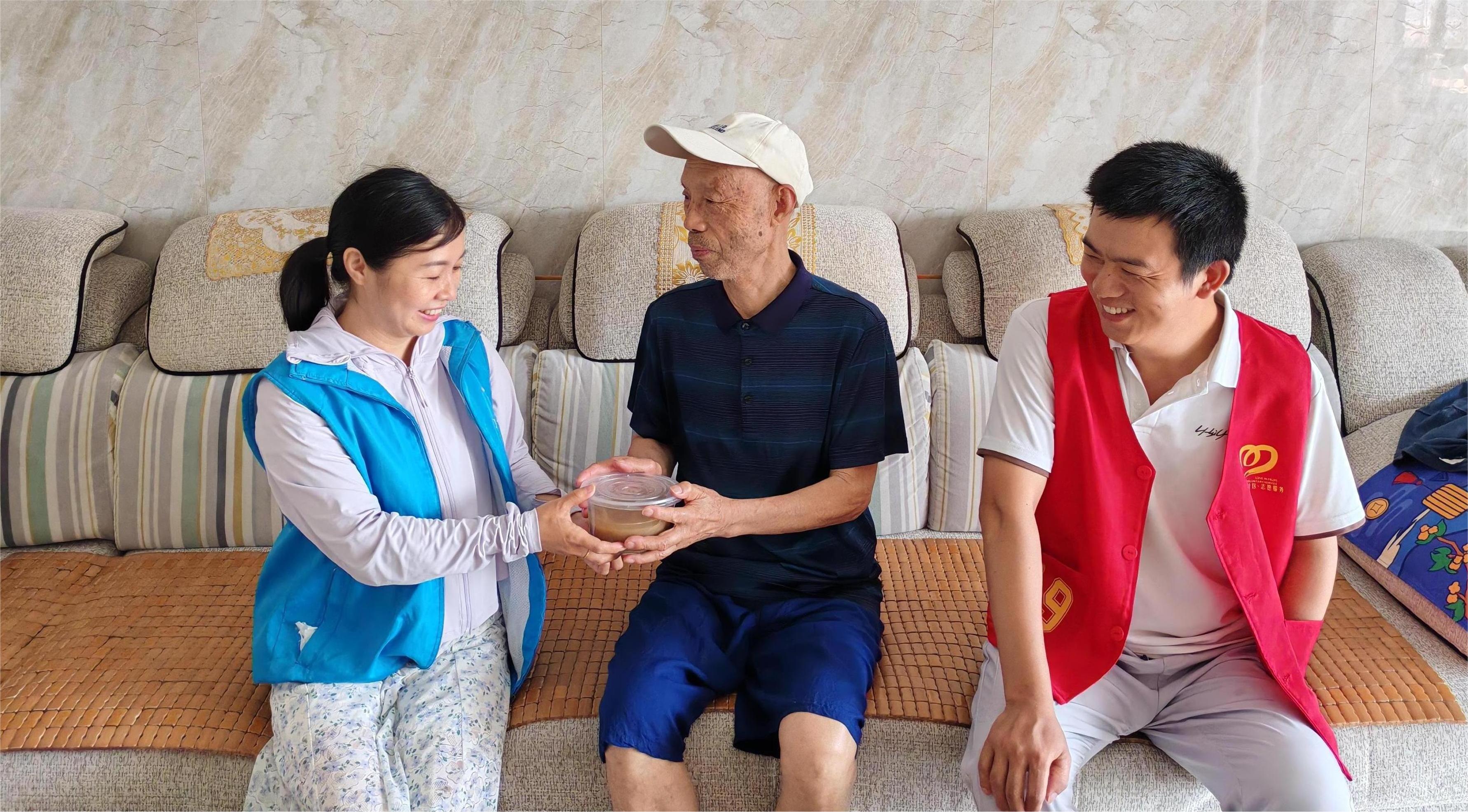 江西省新余市渝水区城北街道平安路社区关工委开展“浓浓绿豆汤，夏日送清凉”活动