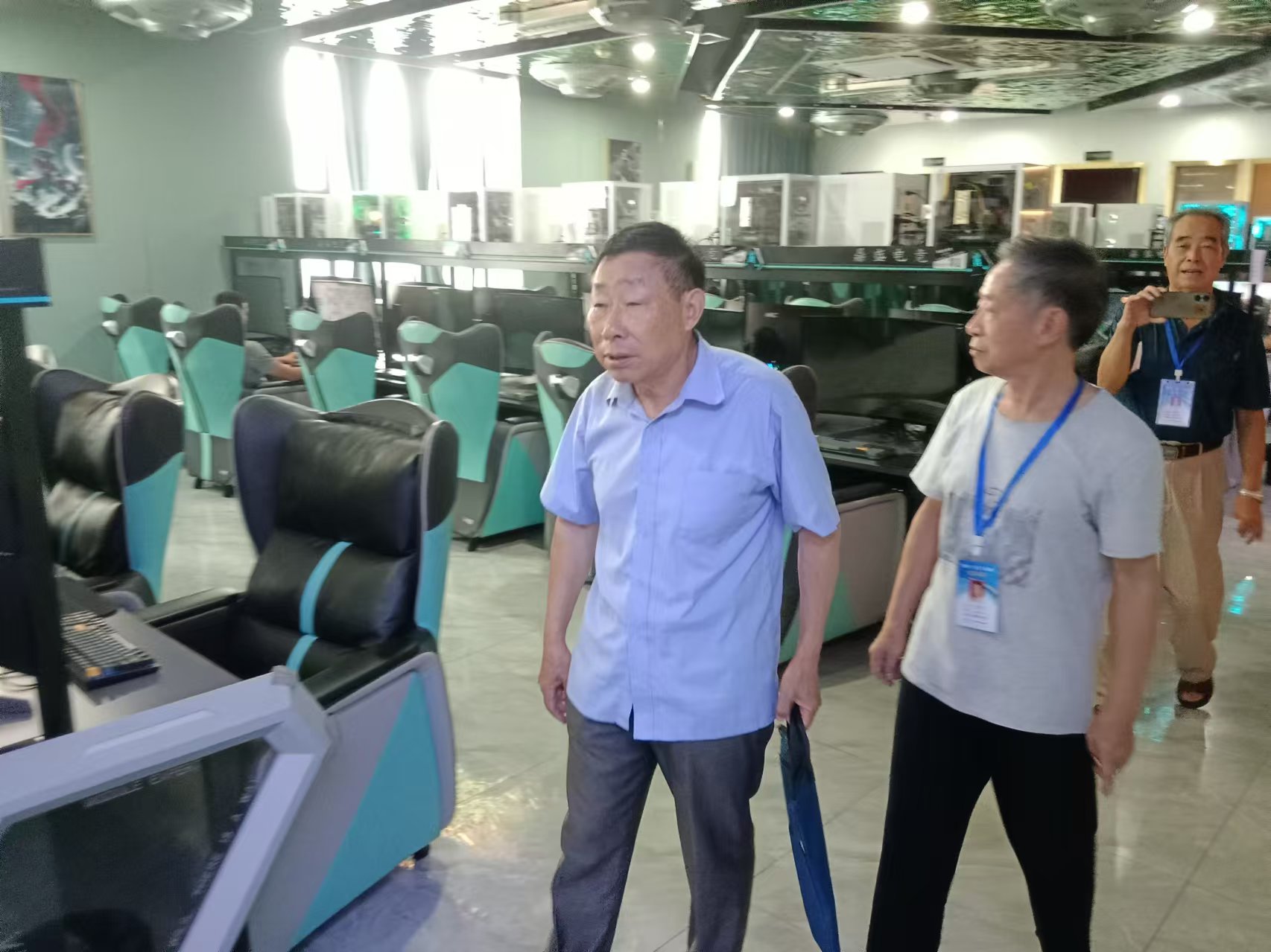 江西省新余市渝水区城北街道关工委同“五老”义务网吧监督员巡查城区网吧