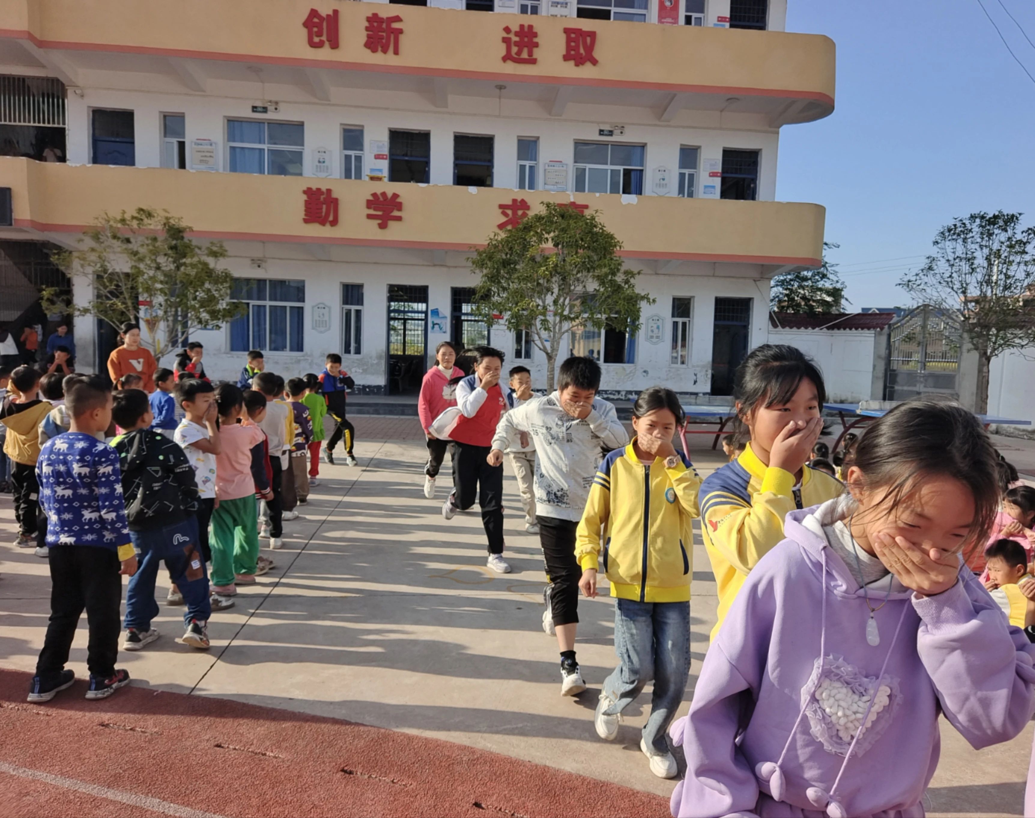 赣州市于都县新陂中心小学关工委开展消防应急疏散演练活动