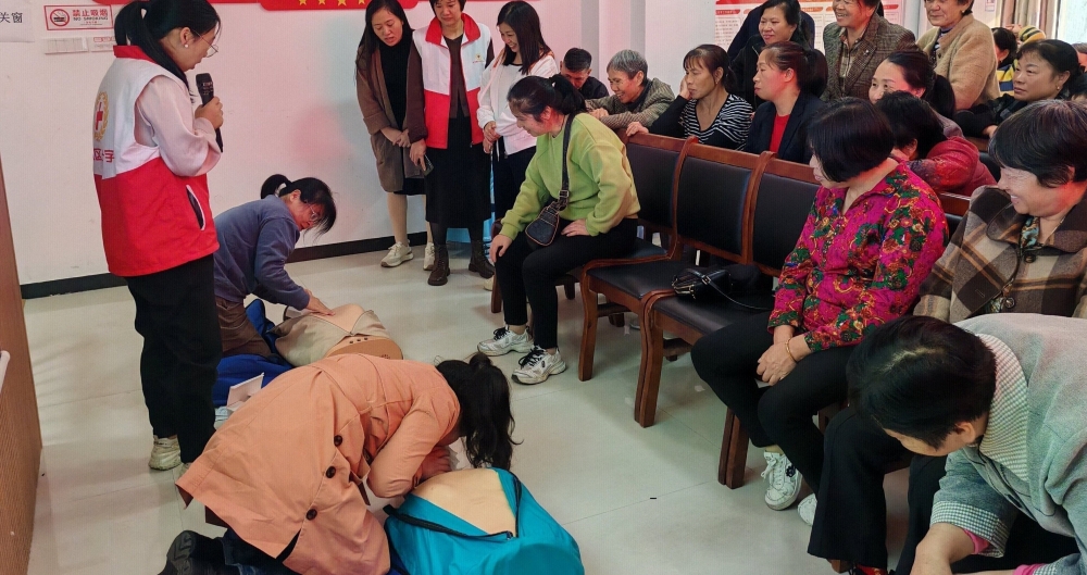 江西省新余市渝水区城北街道平安路社区关工委联合渝水区红十字会在新时代文明实践站开展应急救护知识讲座