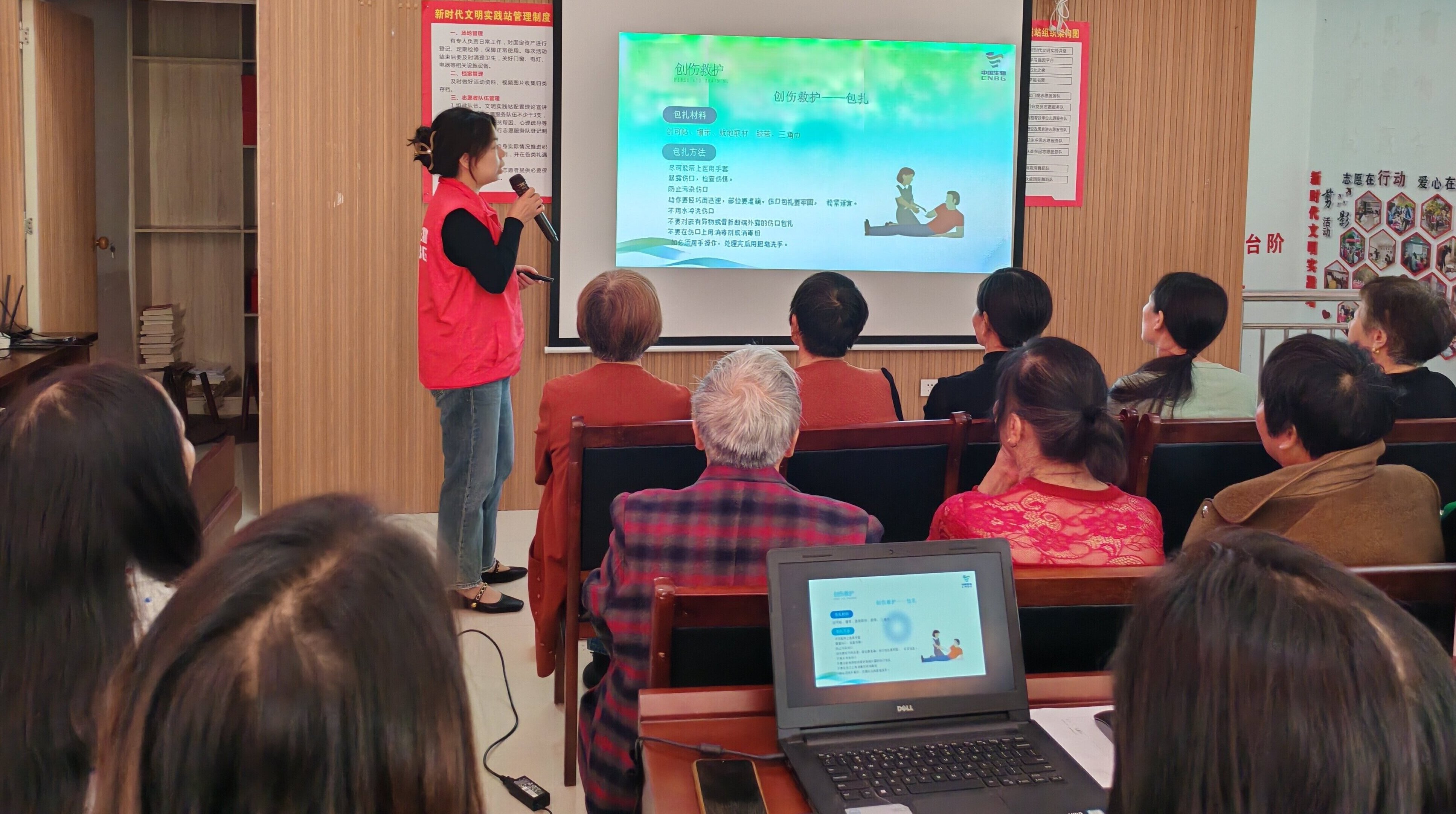 江西省新余市渝水区城北街道平安路社区关工委联合渝水区红十字会在新时代文明实践站开展“传承红十字精神 共创美好社区”为主题的宣传活动