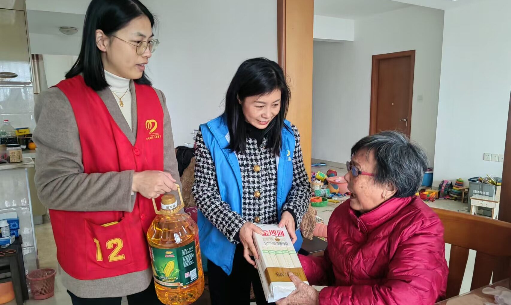 江西省新余市渝水区城北街道平安路社区关工委联合渝水区红十字会开展“关爱高龄独居 传递温暖真情”走访慰问活动