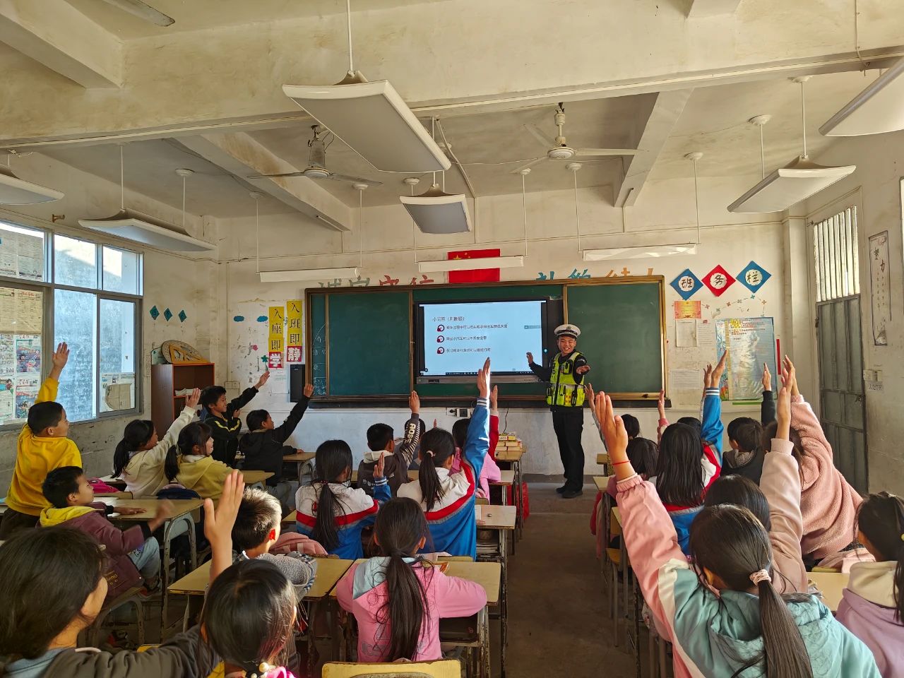 江西省赣州市于都县禾丰镇亭子小学关工委开展“文明交通 携手共创”主题宣传活动