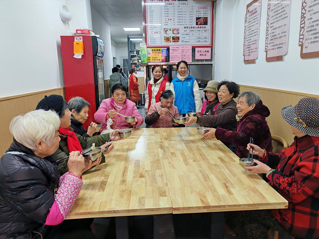 江西省新余市渝水区城北街道平安路社区关工委在幸福食堂开展“情暖冬至， 包 出幸福时光”活动