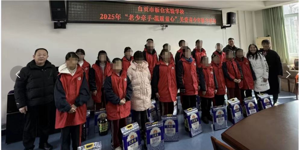 温情暖冬 共护成长——板仓实验学校开展2025年“老少牵手·温暖童心”关爱行动