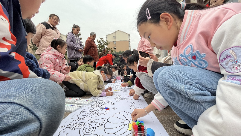 我和春天有个约会 ——四川省自贡市高新区瑶湾社区的小朋友染出美丽的春天