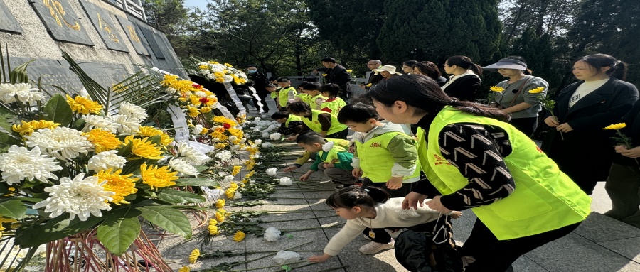 江西省新余市渝水区春龙社区关工委开展“清明寄哀思 鲜花献忠魂”活动