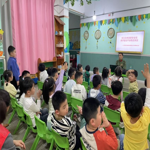 江西省新余市渝水区城北街道春龙社区关工委邀请渝水区老兵宣讲团成员胡光明到北湖星城幼儿园进行安全教育宣讲
