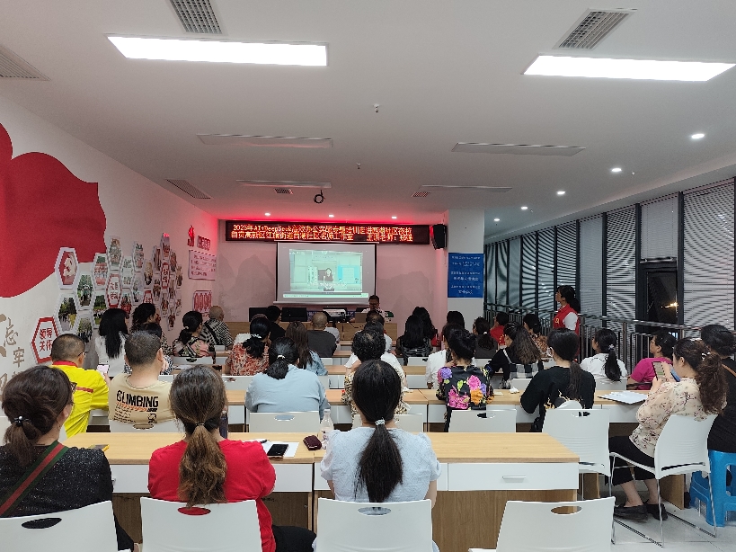 推广办公新技能 为五老提质赋能 —— 自贡高新区西湖社区举办AI高效办公培训