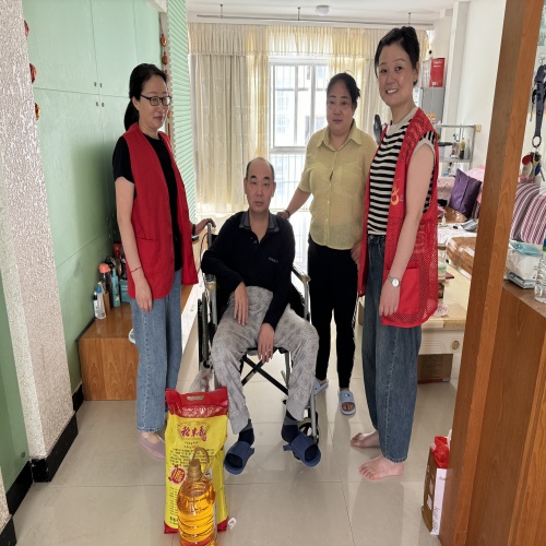 江西省新余市渝水区城北街道春龙社区关工委走访慰问辖区困难残疾人