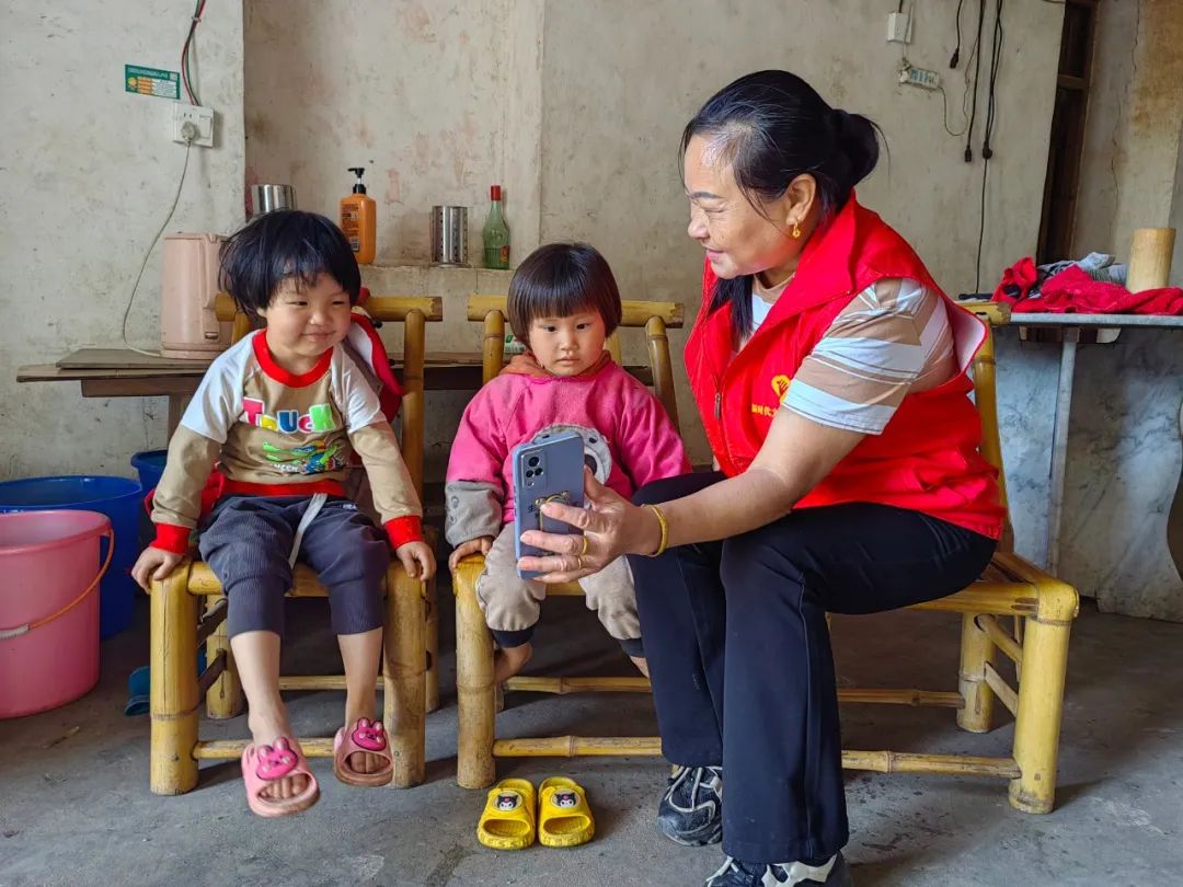 江西省赣州市于都县葛坳乡曲洋村关工委开展“亲情连线”志愿服务活动