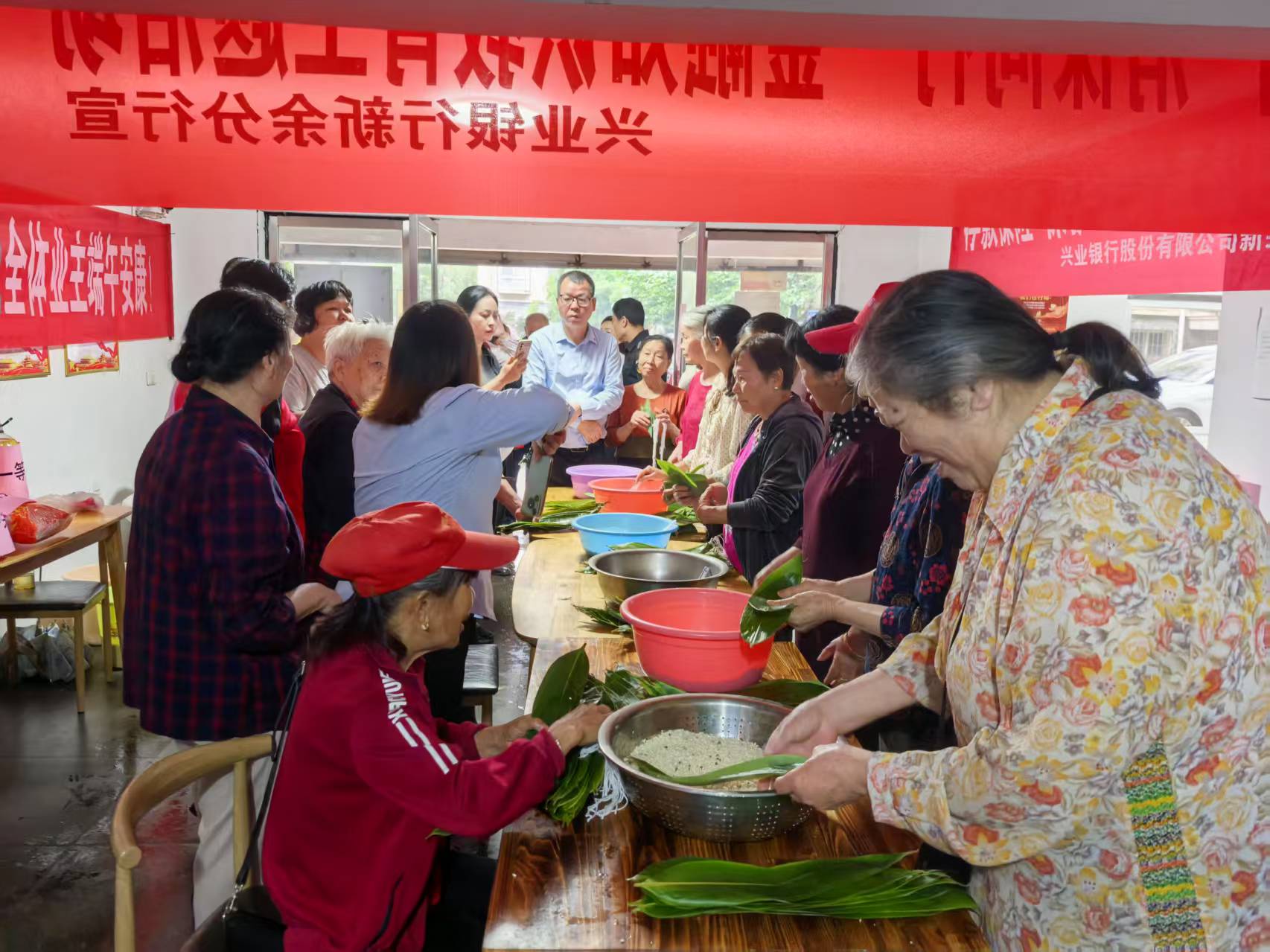 江西省新余市渝水区城北街道春龙社区关工委开展“粽香传情 情暖社区”端午节包粽子活动